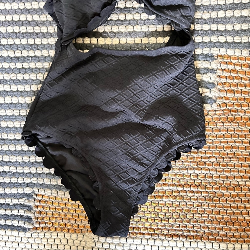 No Brand Padded Scallop ONE piece Swimsuit. Size M - Picture 8 of 8